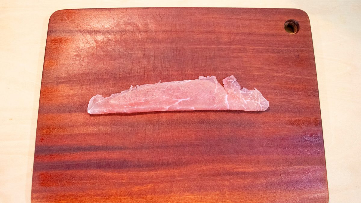 生ハムを縦半分に折ります