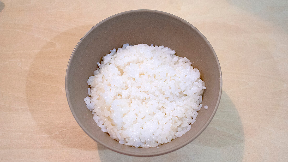 ごはんとすし酢を混ぜる