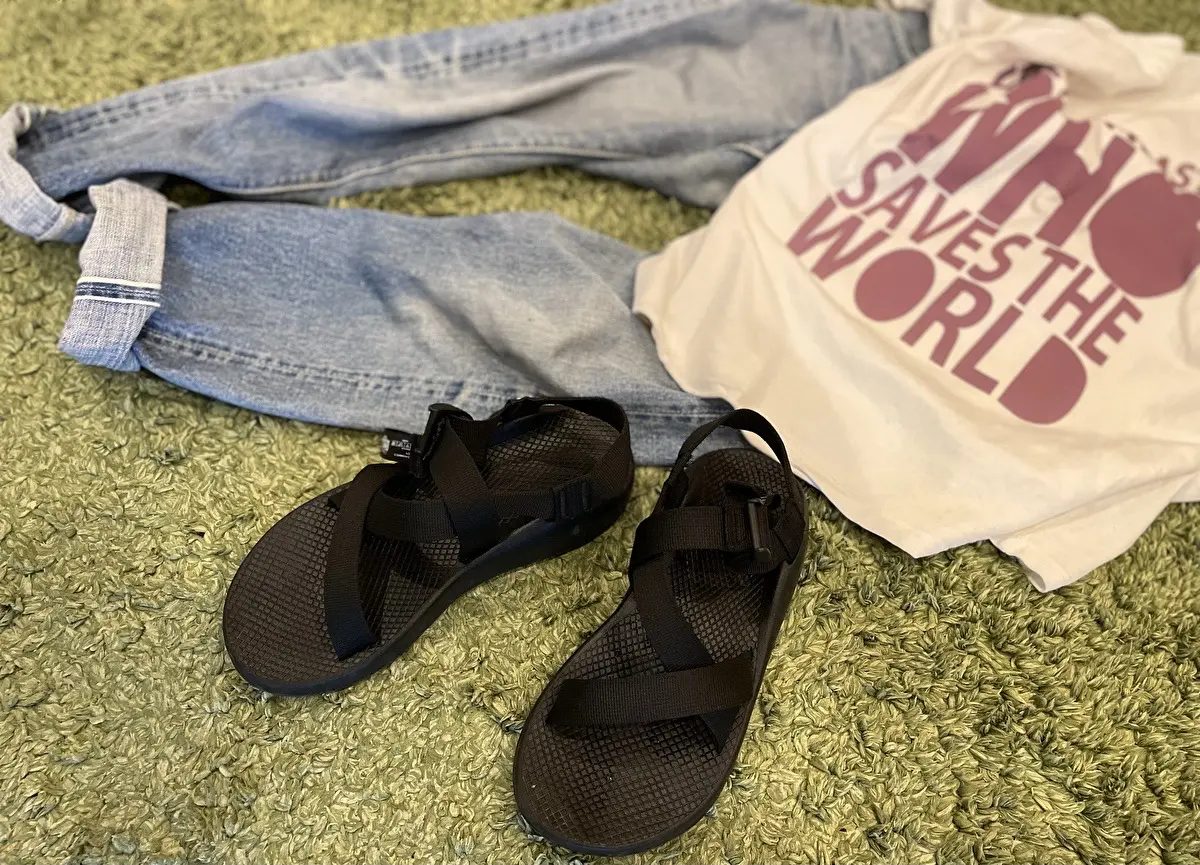 サンダルと洋服のコーディネート