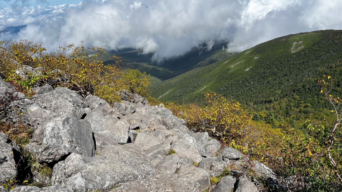 振り返り絶景の岩場