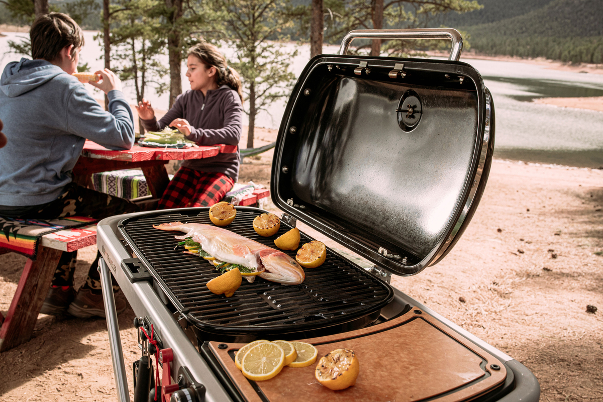 蓋付きBBQグリルで有名なWeber！コンパクトに収納できる新作「ウェーバー トラベラー」をチェック