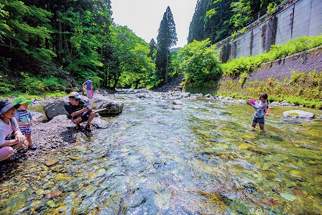 川遊びをする家族