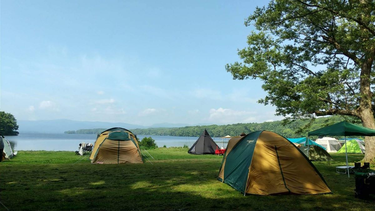 湖畔に2ルームテントが設営されている様子。