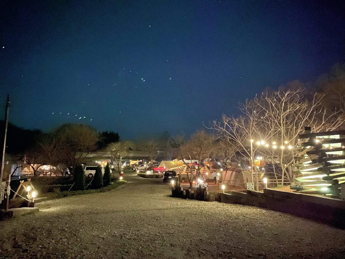 夜のキャンプ場