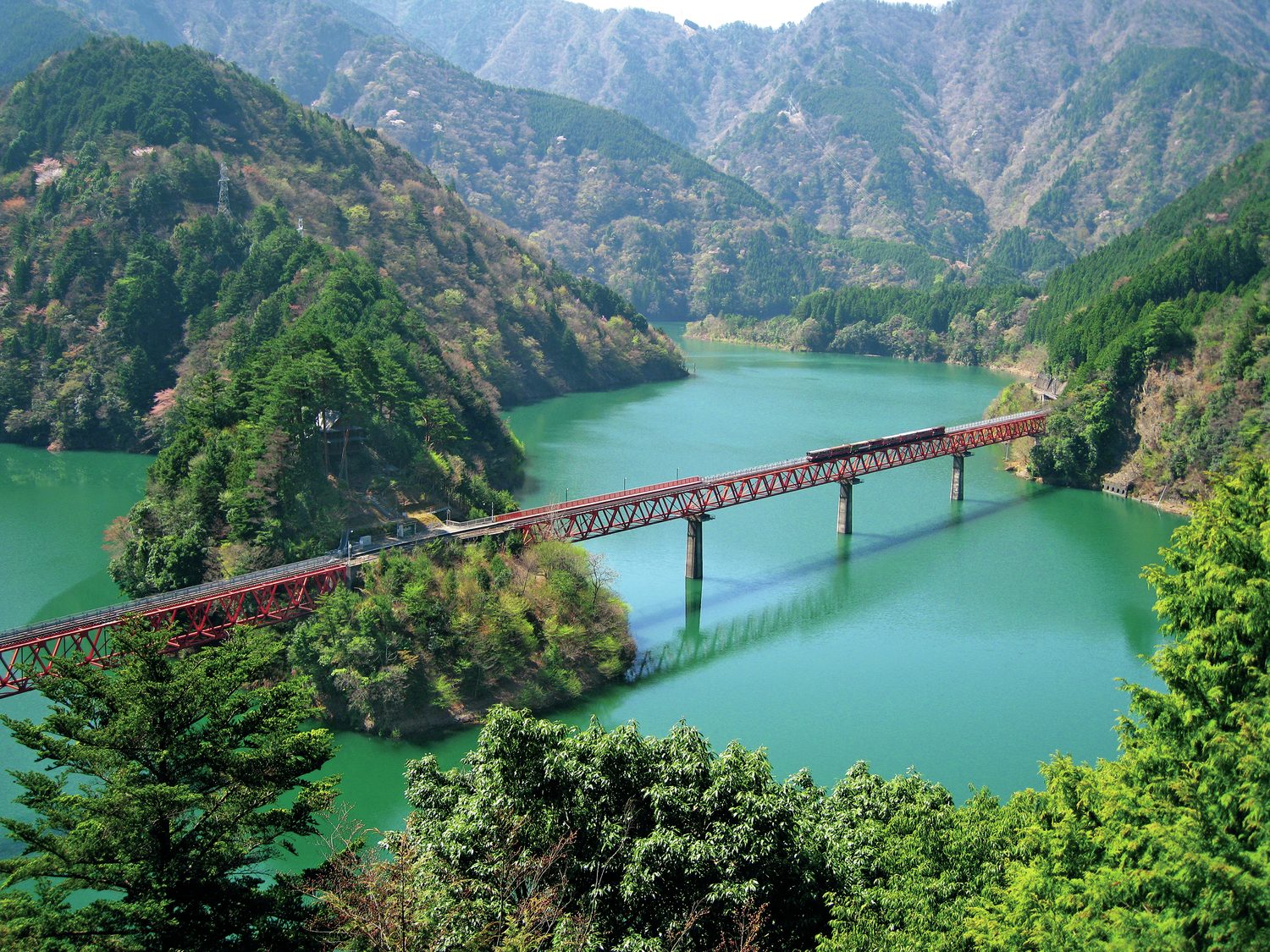 湖にかかった橋