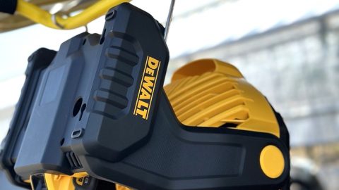 アウトドアでの熱中症対策に！デウォルトから国内初の超パワフルなコードレスファンが登場