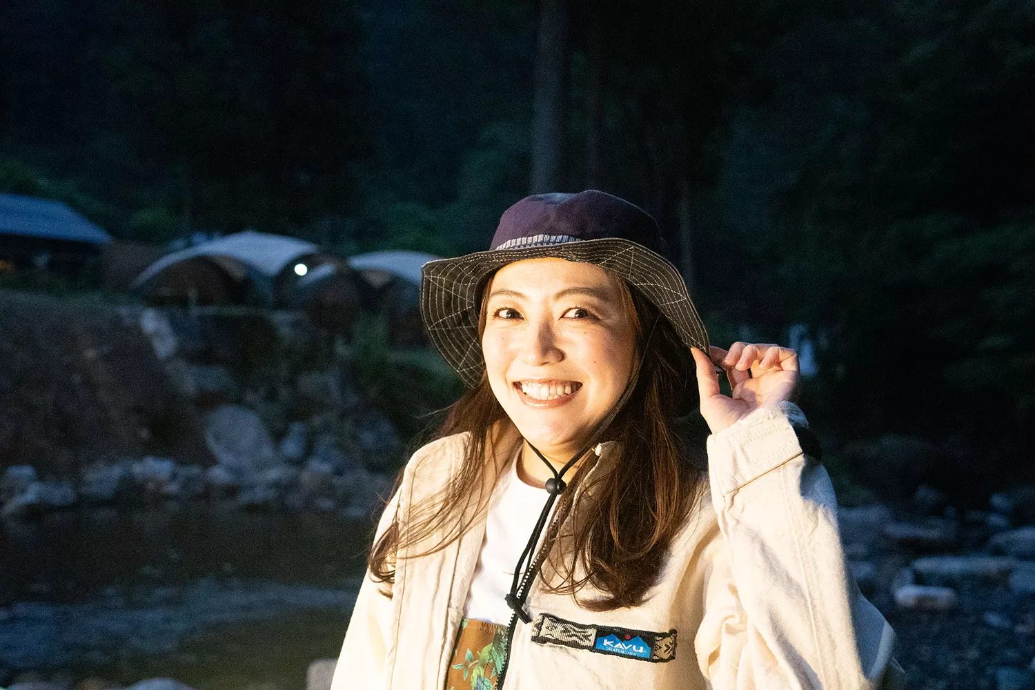 アウトドアを楽しむ女性