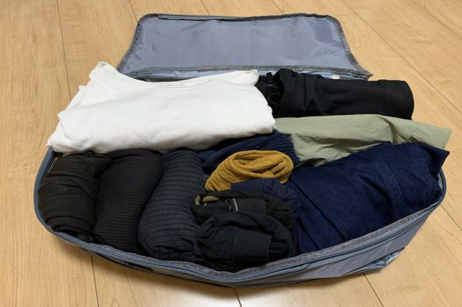 ダイソーの圧縮バッグ奥行35×幅40×高さ15.5cm、Tシャツ、ズボン、下着、靴下