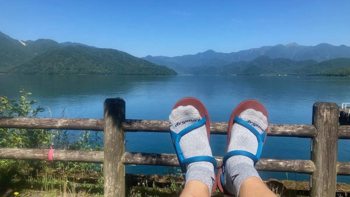 湖に足を向ける様子