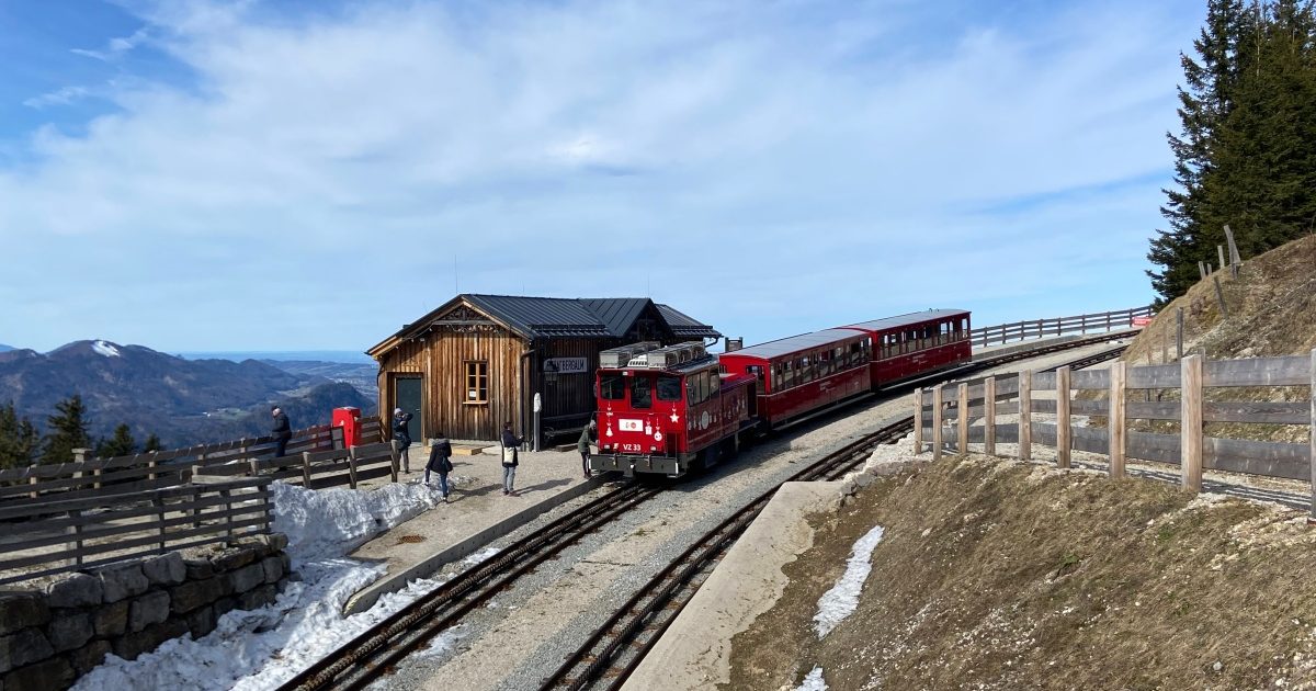 オーストリアで最も急勾配なラック式シャーフベルク登山鉄道と絶景