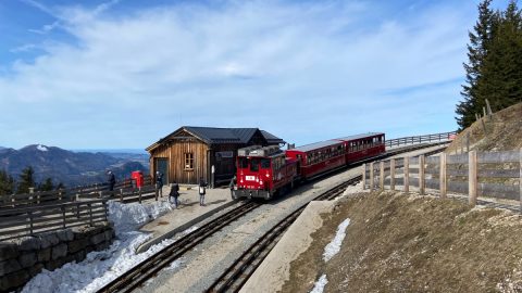 オーストリアで最も急勾配なラック式シャーフベルク登山鉄道と絶景山歩きの乗り鉄旅