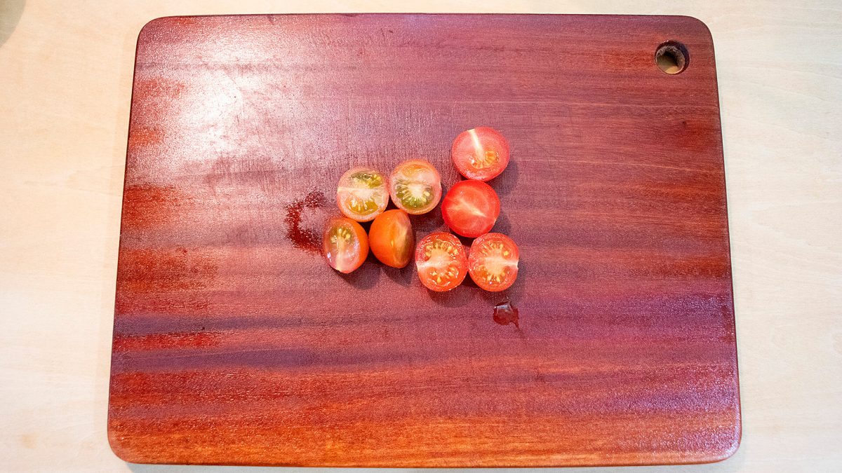ミニトマトを半分に切る