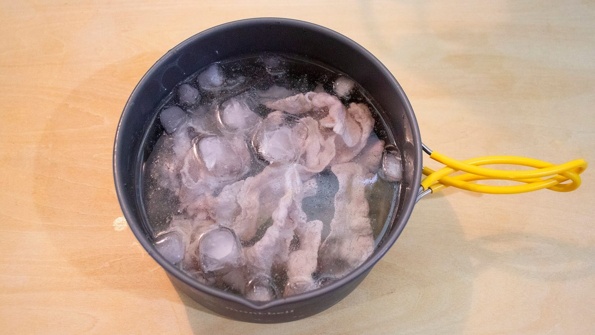 豚ばら薄切り肉を氷水で冷やす
