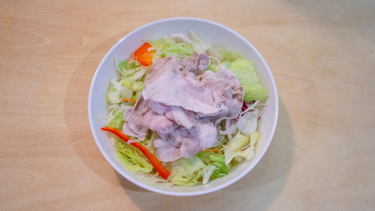 豚ばら薄切り肉を盛る