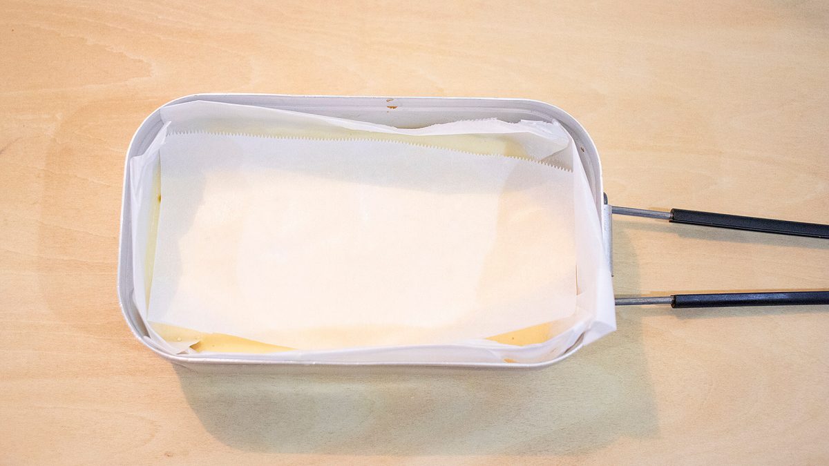 生地の表面にもクッキングシートを被せる