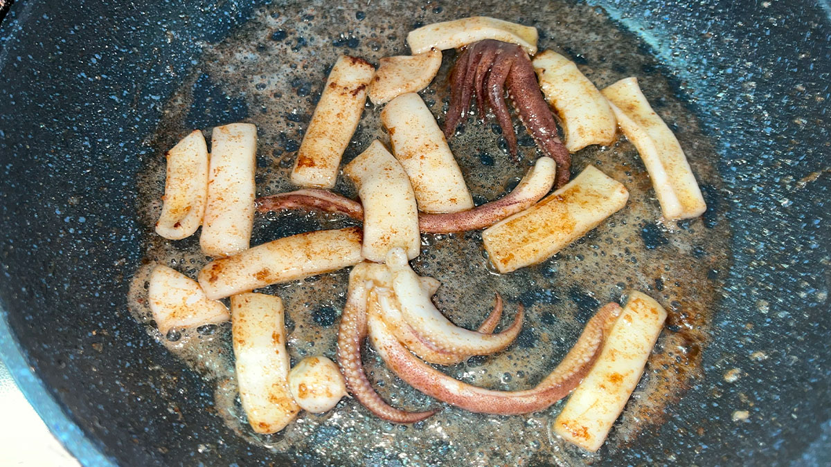 炒めたイカに醤油を入れた