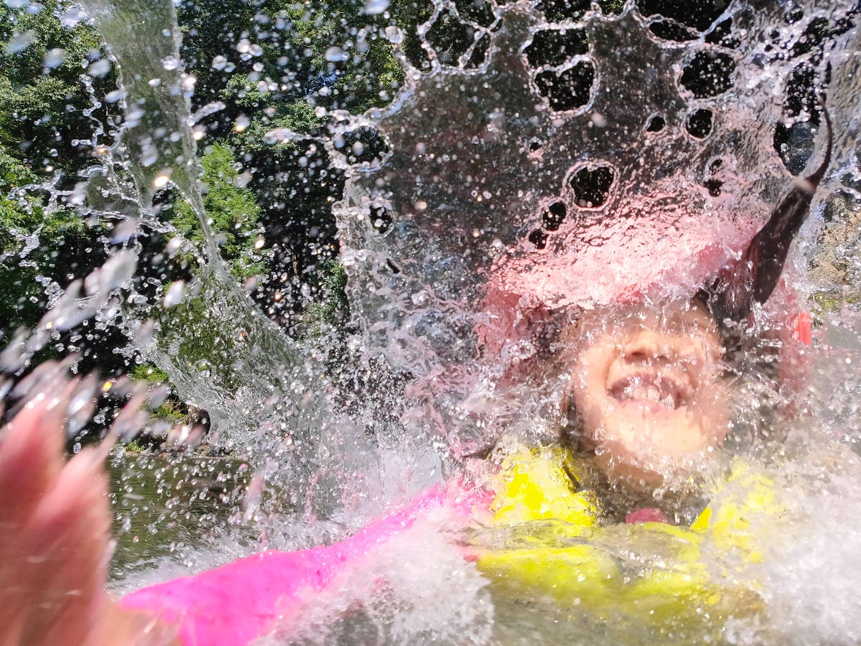 水遊びをする子供