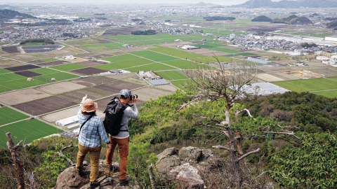 ＂駅近登山＂に出発進行！滋賀の太郎坊山には鉄道・絶景・お宮参りの三拍子が揃っていた
