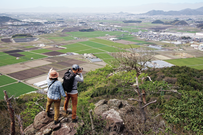 ＂駅近登山＂に出発進行！滋賀の太郎坊山には鉄道・絶景・お宮参りの三拍子が揃っていた