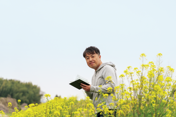 雑草一筋23年！ 雑草博士・阿部拓也さんが教える「ご近所フィールドワーク」のすすめ