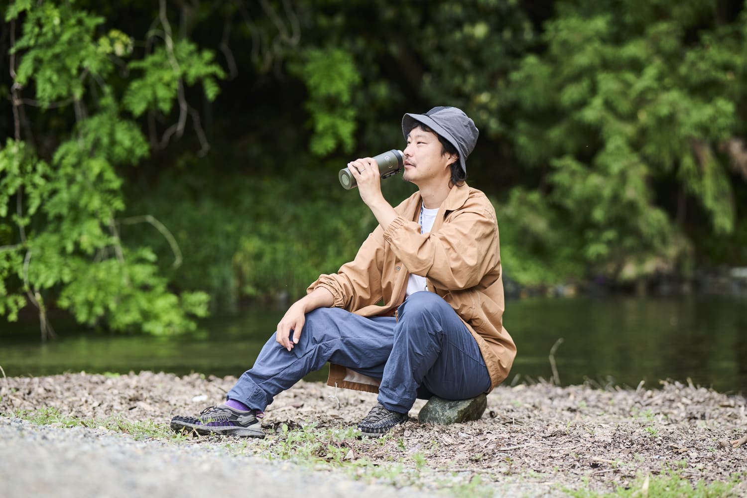 炭酸ボトルからビールを飲む