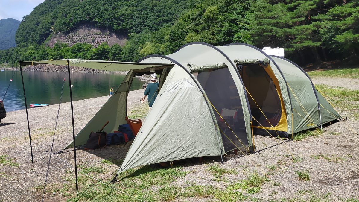 湖畔に設営されたトンネルテント。