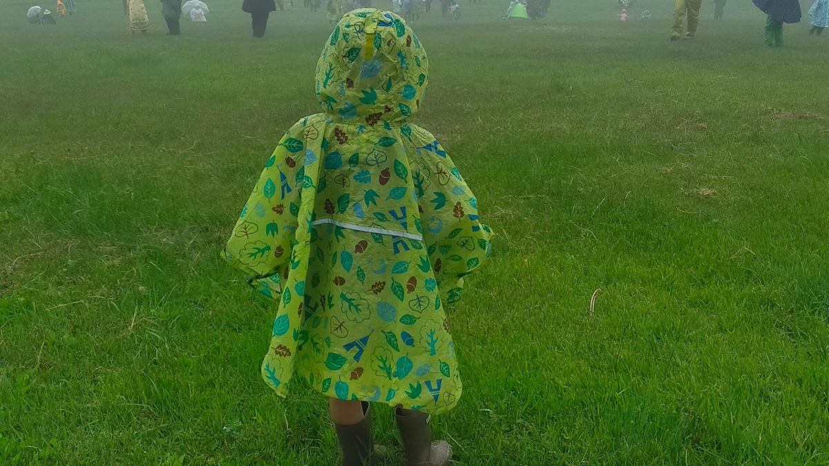 ポンチョを着用した子供の様子。