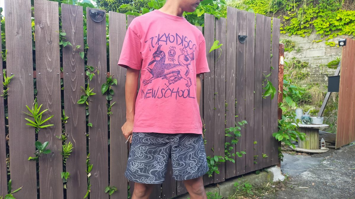 ショーツとTシャツを着た様子。