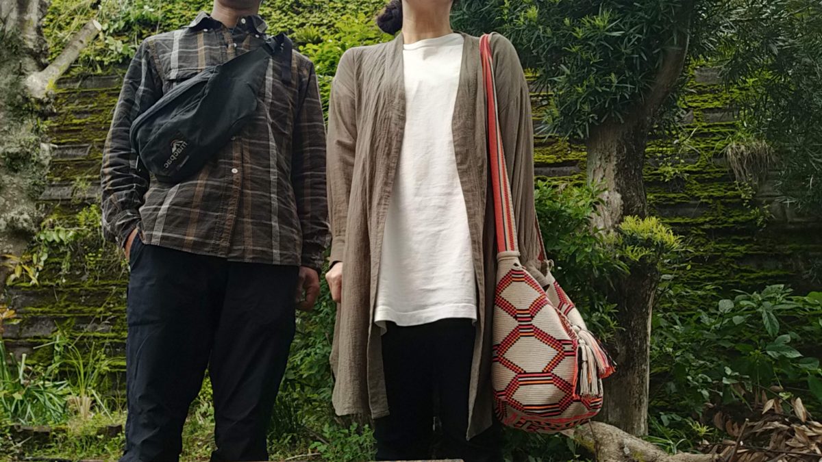 ゆったりとした服を着た男女が並んでいる。