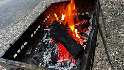 キャンプするなら知っておくべし！焚き火を成功させる「炭と薪の組み方」の基礎知識