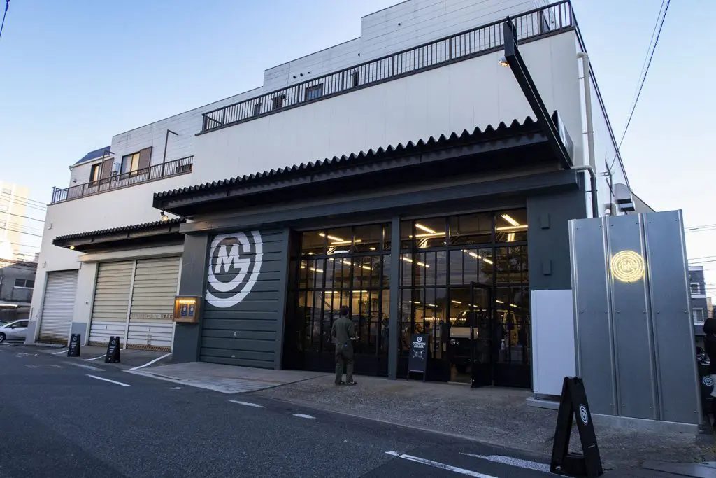 アウトドア用品を販売する店舗の外観