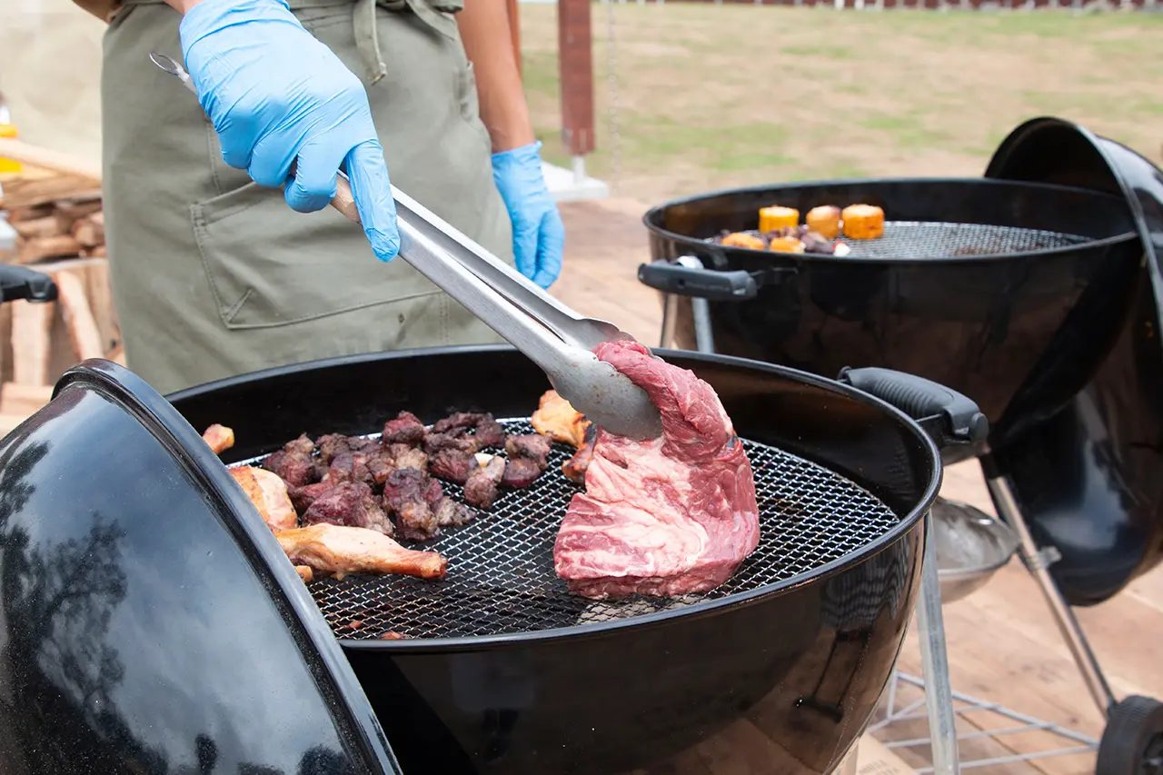 屋外で肉を焼く様子