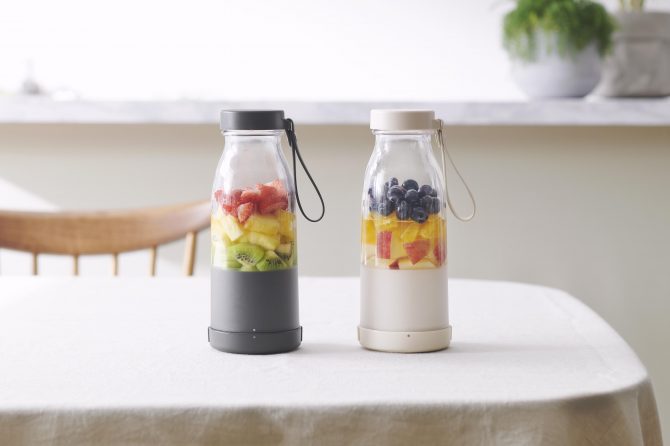 キャンプ×スムージーを手軽に叶う、レトロかわいいミルクボトル型のブレンダーはいかが？