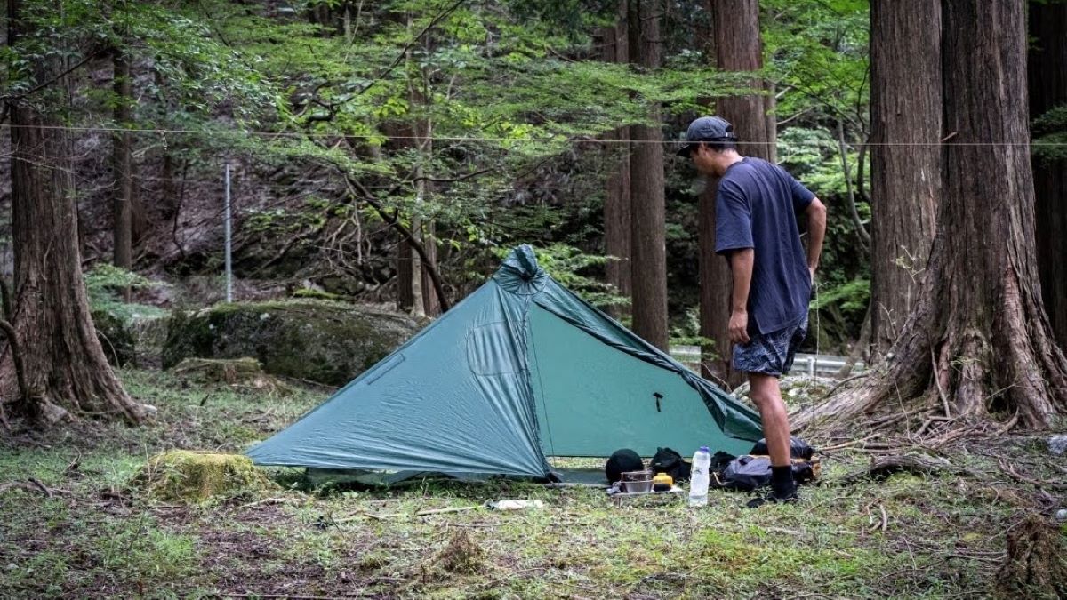 テントの前に男性が立っている様子。