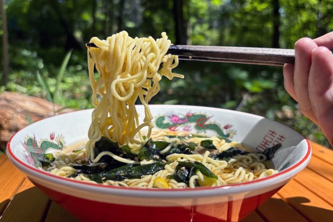 キャンプでもラーメン丼でラーメンを食べたって、いいじゃない！「あえて」食器を使ってみよう