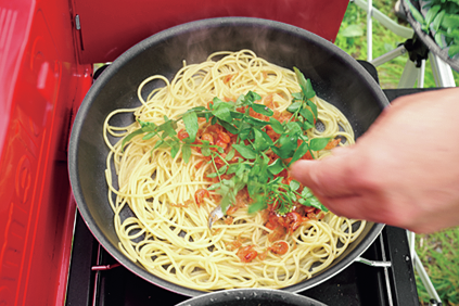 ノビルを散らした川エビの和風パスタ