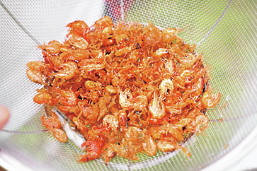 ノビルを散らした川エビの和風パスタ