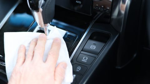 車の内装掃除が楽になるアイテム9選！愛車を新品同様に保つコツ