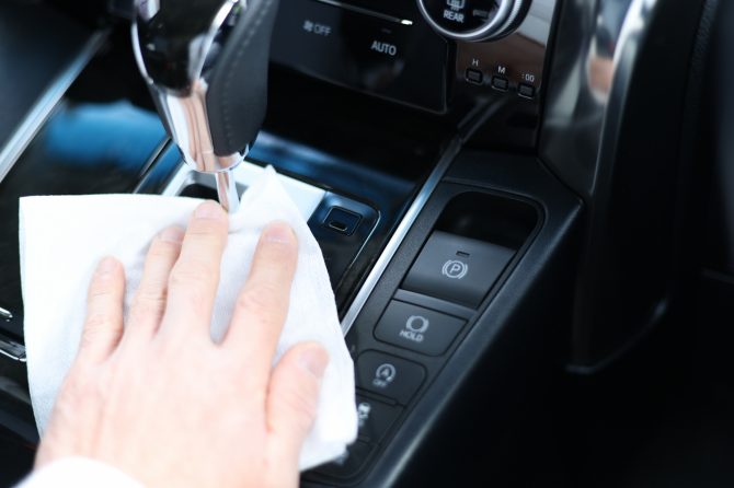 車の内装掃除が楽になるアイテム9選！愛車を新品同様に保つコツ