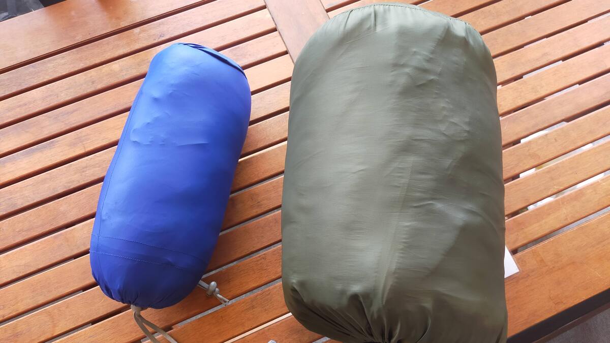 ダウンと化繊の寝袋が並んでいる。