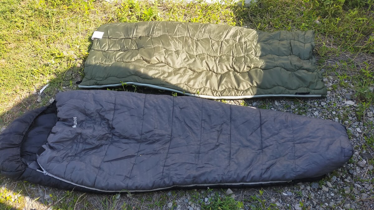封筒型とマミー型の寝袋が並んでいる。
