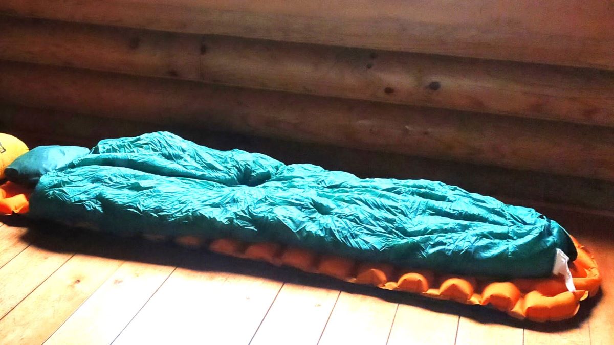 キャンプ用マットの上に寝袋が敷かれている。