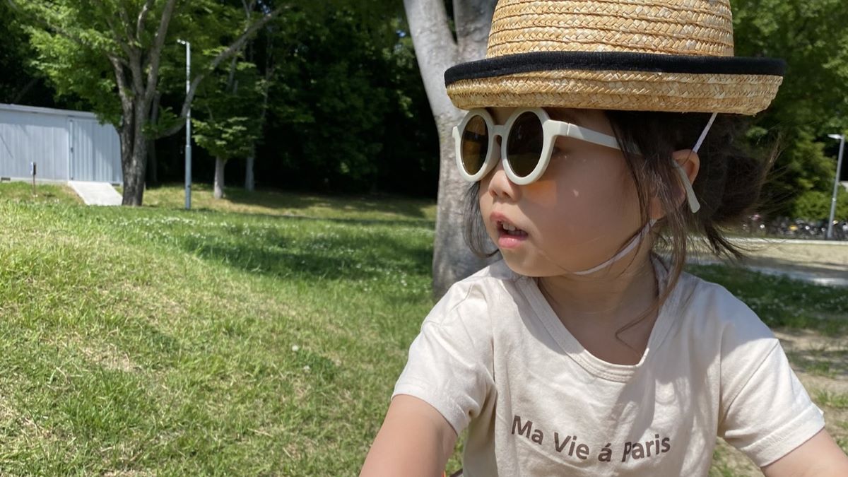 サングラスをかける子ども