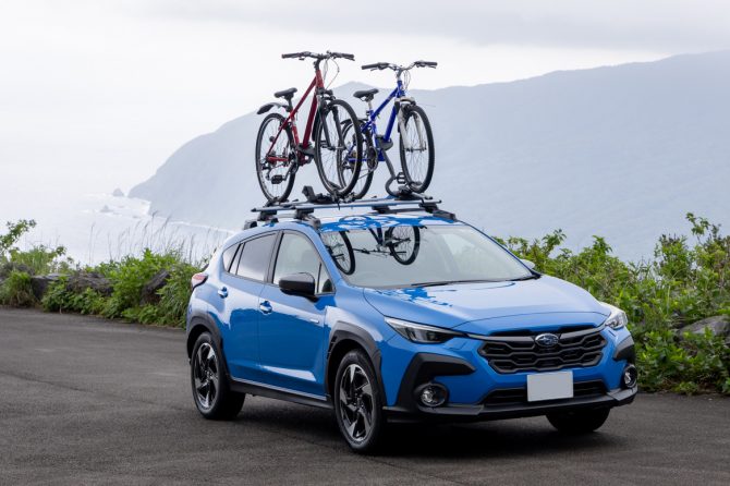 ルーフに自転車を積んだクロストレック