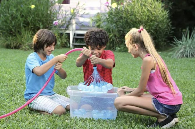 子どもが大興奮の水風船遊び5選！作り方と遊びのマナーも紹介
