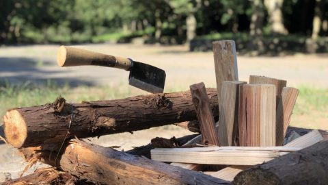 キャンプでの「薪割り」は楽しい！初心者でもできる道具や手順を解説するぞ