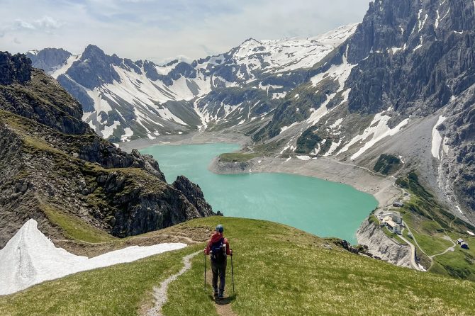 山歩き初心者でも行ける！標高1,970m、オーストリアの幻想的な湖「リューナー湖」をグルッと一周ハイキング