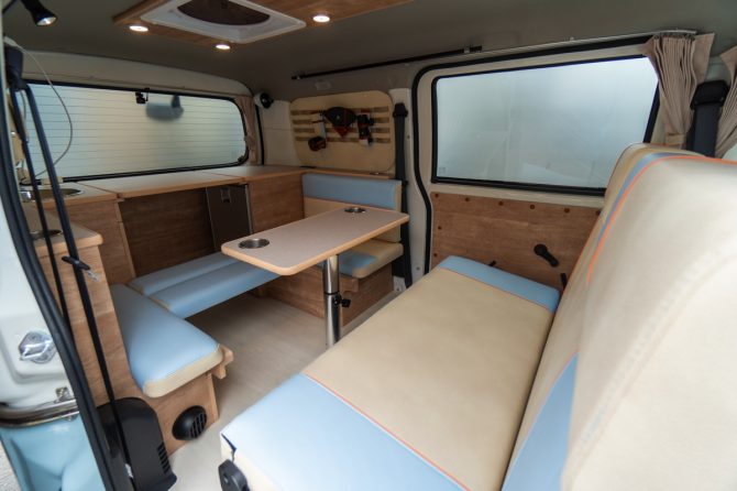 軽キャンより広～い！ カップル車中泊にはレクビィのライトバンコン「コット」が便利