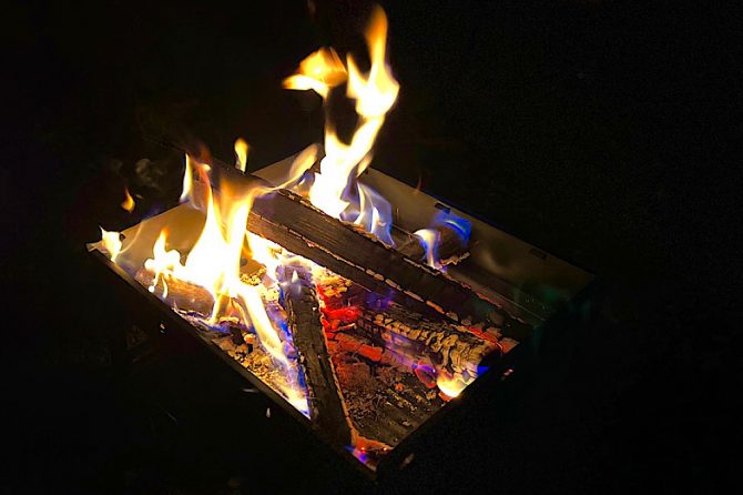 キャンプでおこなう薪割りの魅力！必要な道具と選び方から手順まで解説
