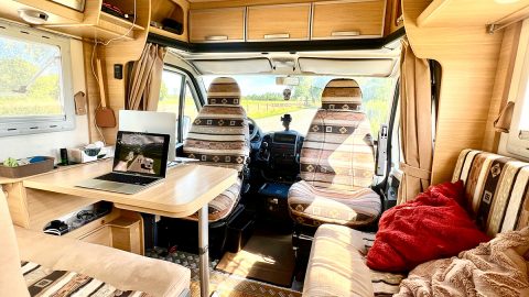 バンライフで生活費はいくらかかる？キャンピングカーでヨーロッパを旅する夫婦の費用を公開